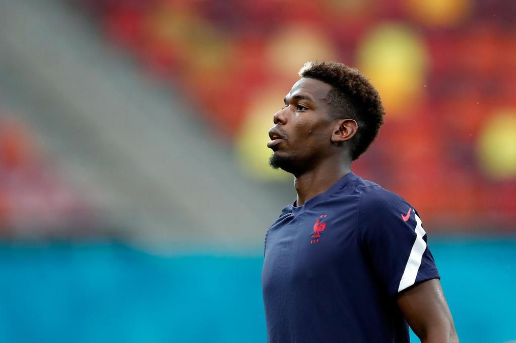 Le milieu de terrain français Paul Pogba