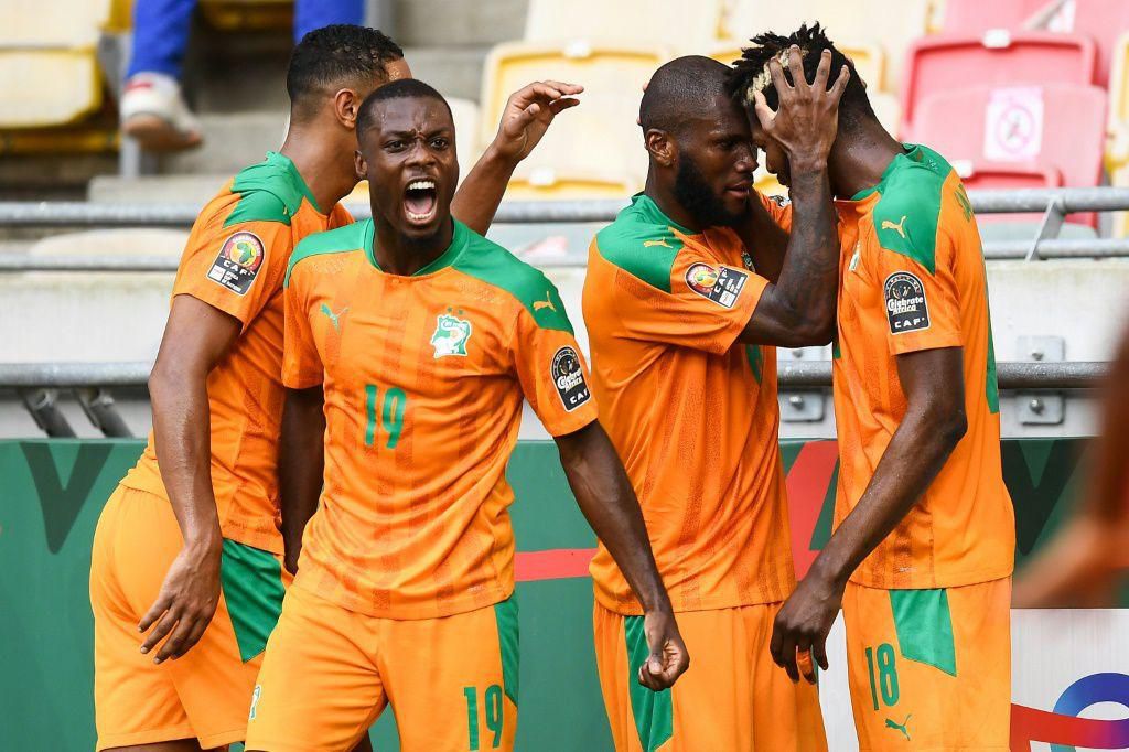 Nicolas Pepe (2nd L) and his Ivory Coast teammates celebrate after Franck Kessie put them ahead against Algeria