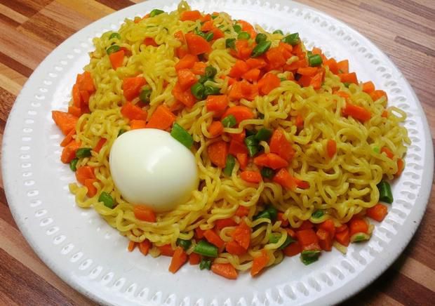 Indomie and egg. [allnigerianfoods]