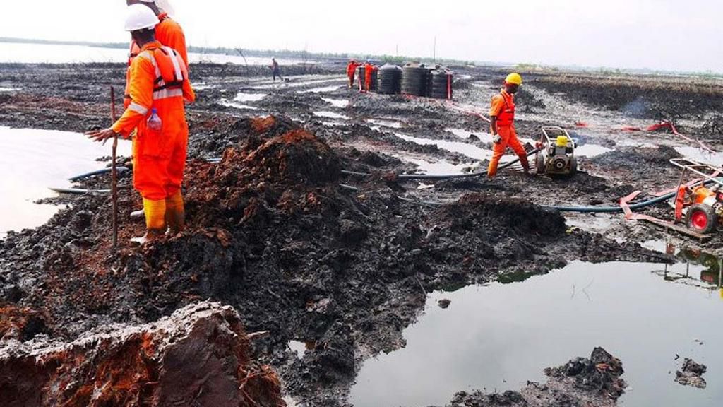 Oil spill clean-up activities Bodo Ogoniland (Guardian)