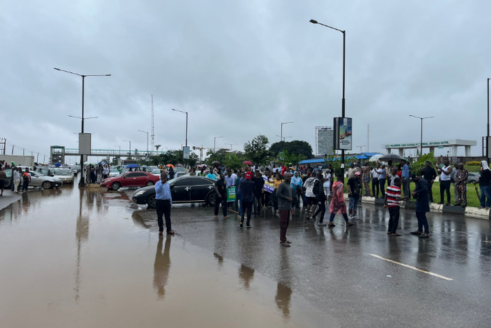 Students block the road leading to the airport in Lagos to protest over ASUU strike (TheCable)