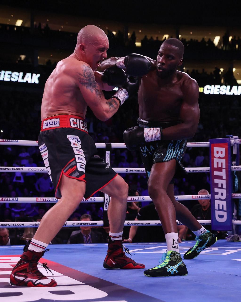 Okolie landing a huge right punch on Michal Cieslak