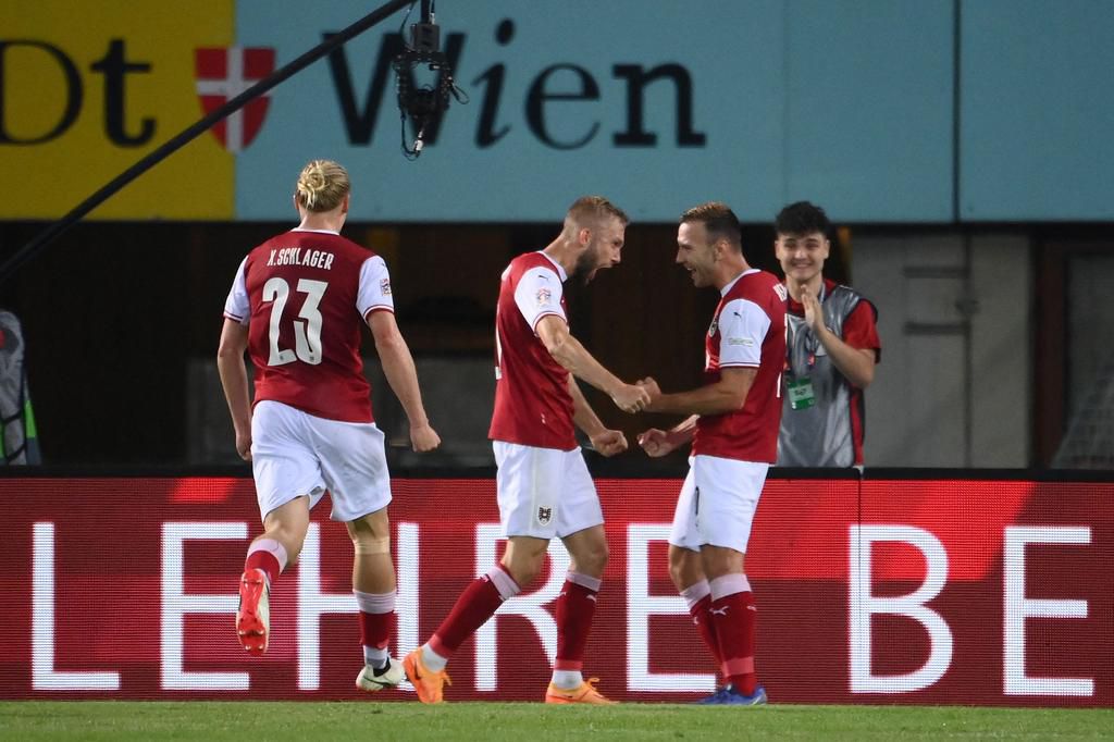 Andreas Wiemann celebrates his opener with his teammates.