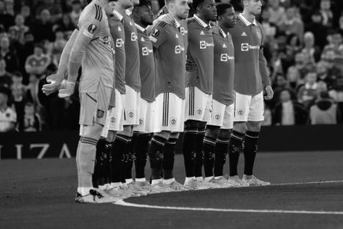 Manchester United players observe a minute silence in honour of late Queen Elizabeth II