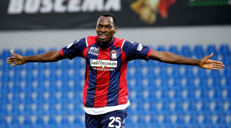 Nwankwo Simy celebrates his team's third goal during the Serie A match between FC Crotone and Benevento at Stadio Comunale Ezio Scida on January 17, 2021 in Crotone, Italy. (Photo by Maurizio Lagana/Getty Images)