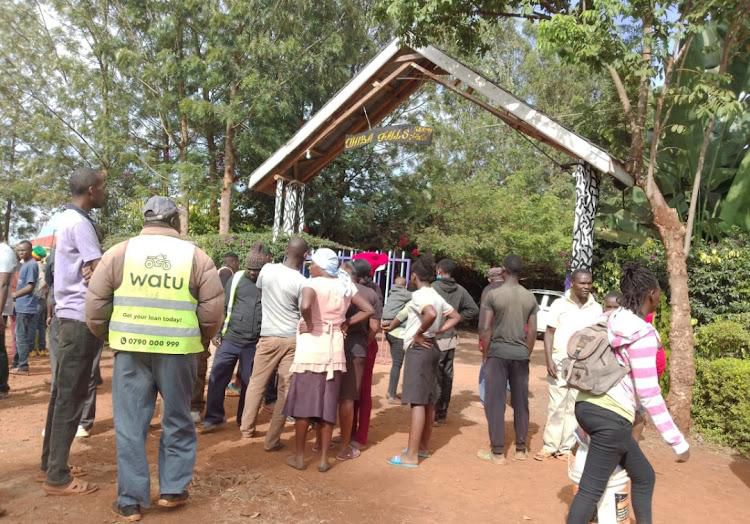 Police and residents of Kenya’s Kirinyaga County at a robbery scene