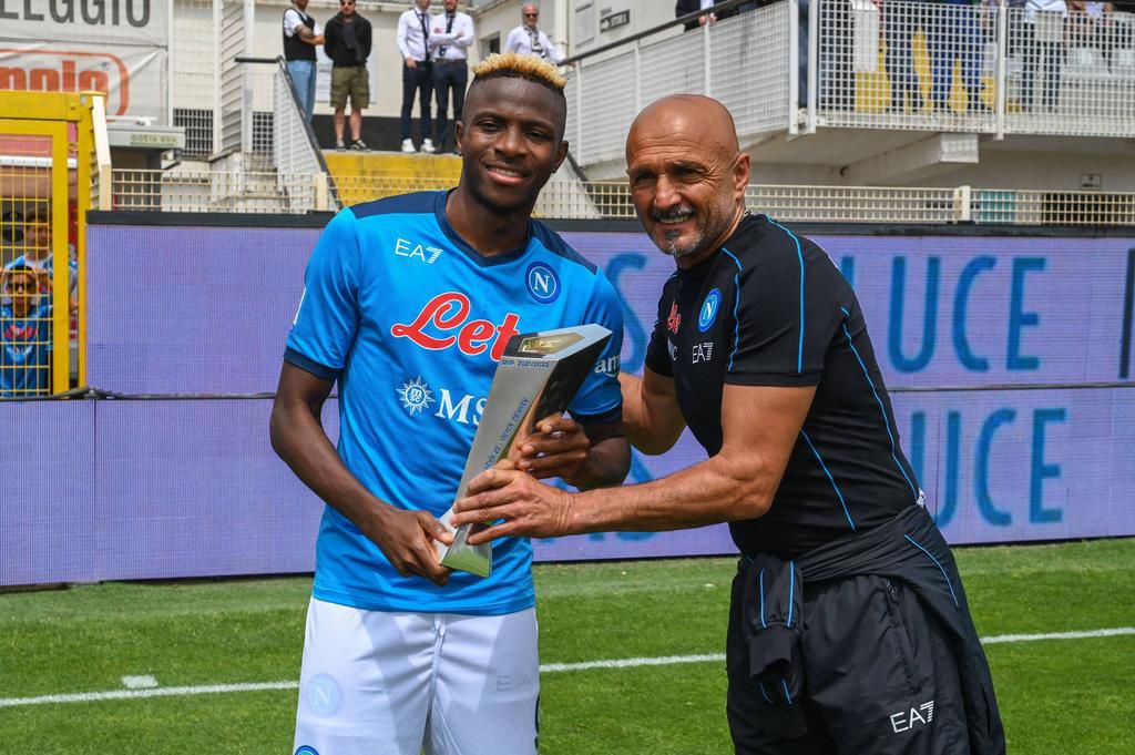 Victor Osimhen poses with his award for the Serie A U23 player of the season alongside Luciano Spalletti