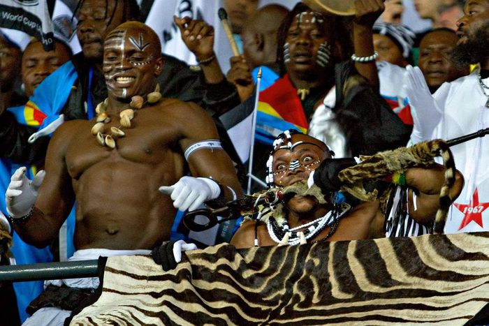 TP Mazembe fans cheered their team to victory at the TP Mazembe Stadium in Lubumbashi on Sunday (IMAGO AFLOSPORT)