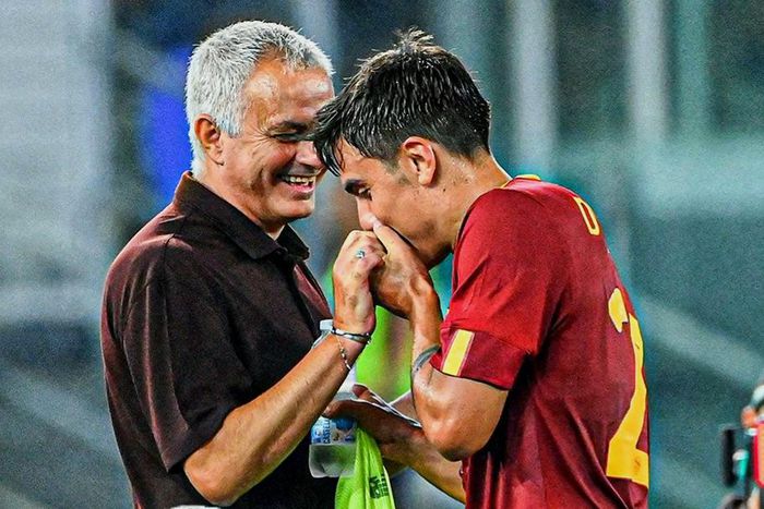 Jose Mourinho and Paulo Dybala share a special moment against Monza.