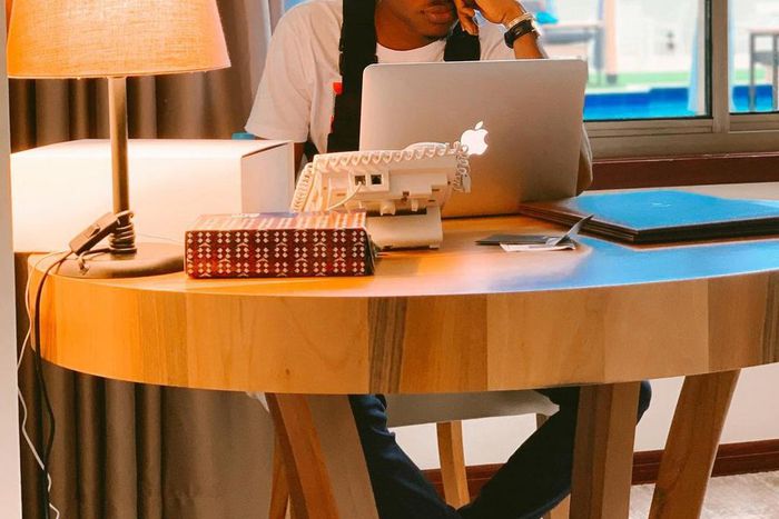 Here's how to dress like a tech bro [Instagram/itstomiwa]