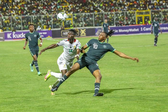 Joe Aribo contests the ball with Gideon Mensah (IMAGO/Tobi Adepoju/Shengolpixs)