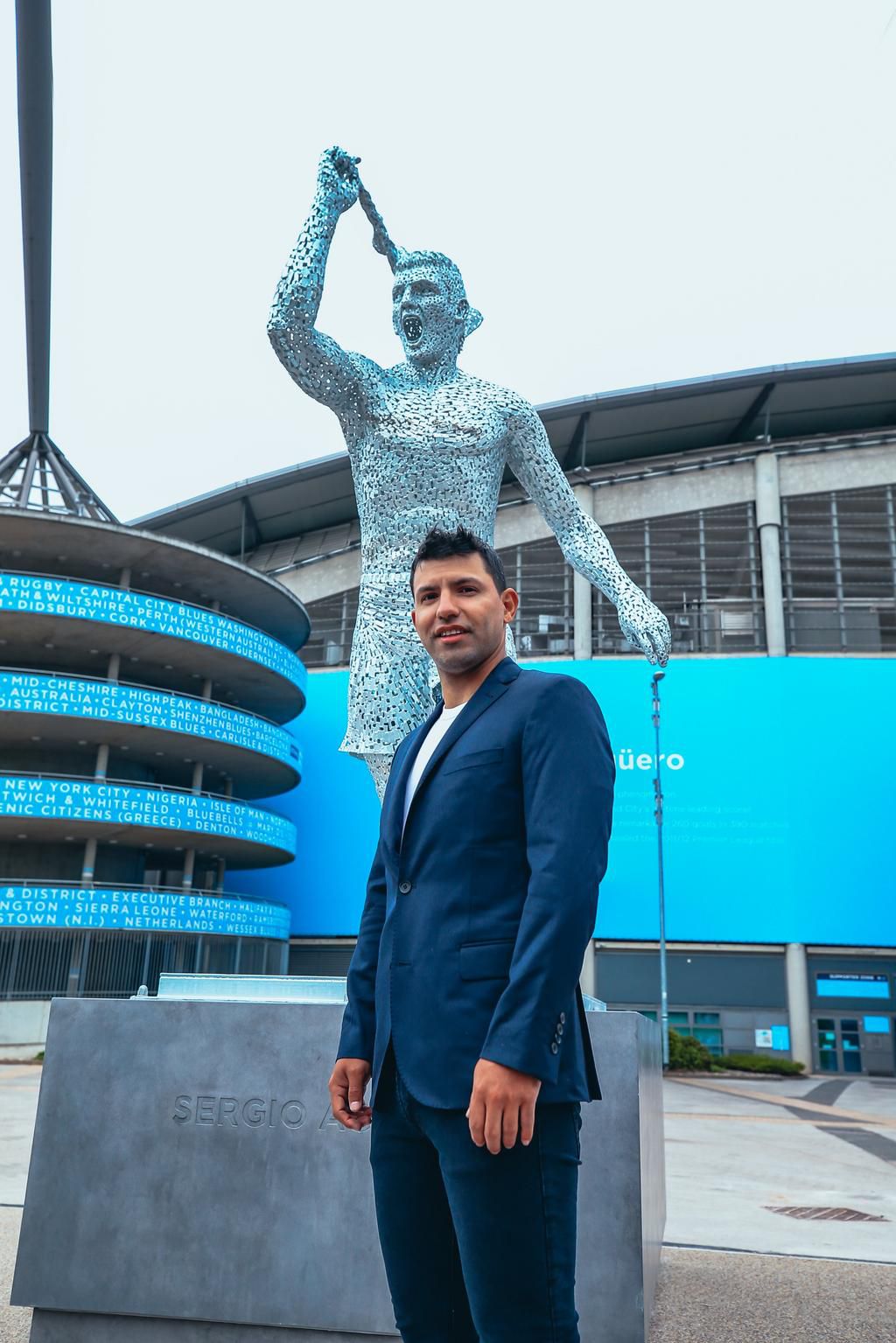 Sergio Aguero unveils new Manchester City statue