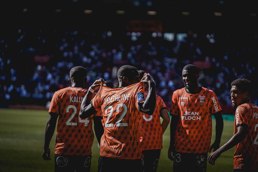 Terem Moffi celebrates the second goal with his Lorient teammates.