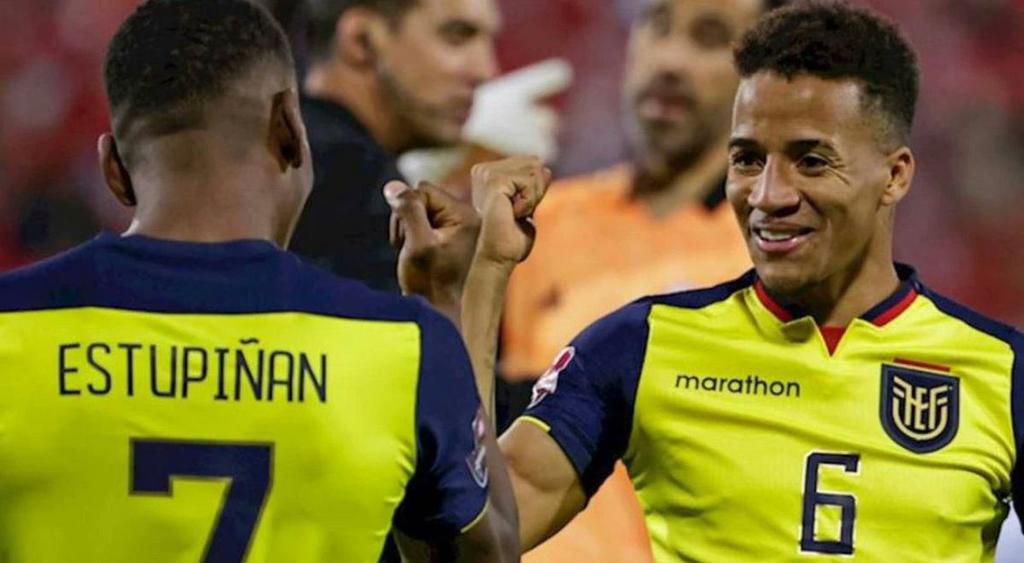 Castillo (R) with Villareal wingback Pervis Estupiñán