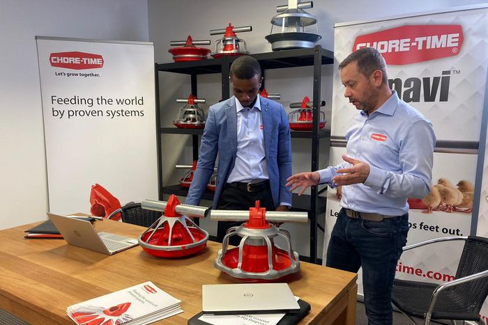 Visit of Chinedu Onuegbu to Chore-Time Europe BV after got employed on Areebajobs. [IOM/The Match Project (Areebajobs)]