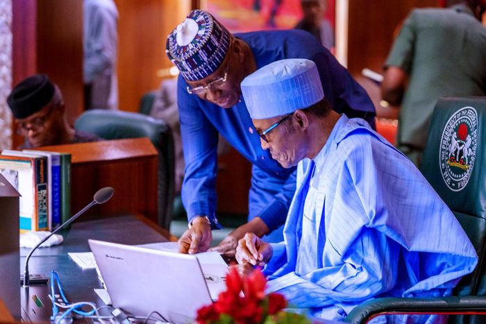 President Muhammadu Buhari presides over the FEC meeting. [Twitter/@BashirAhmaad]