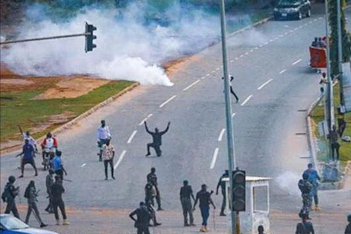 Police disperse protesters with tear gas in Calabar (TheNewsNigeria)