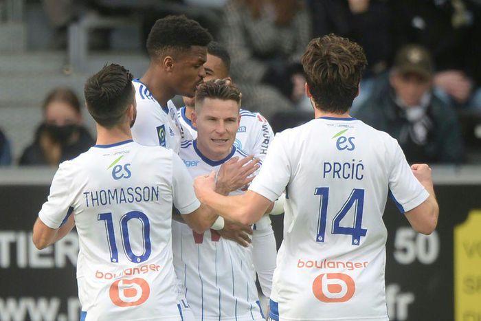 Kevin Gameiro (C) celebrates his winner against Angers