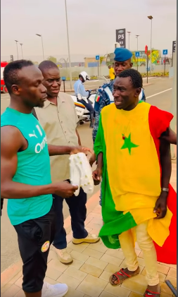 Sadio Mane gifts crying Senegalese fan money