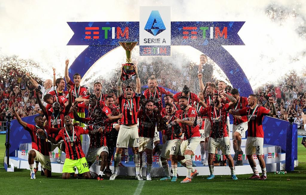 AC MILAN win 2022 Scudetto