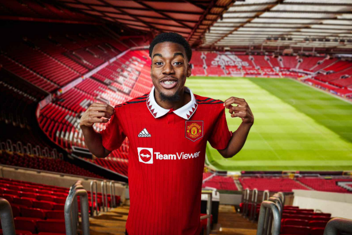 Cristiano Ronaldo models new Manchester United home jersey