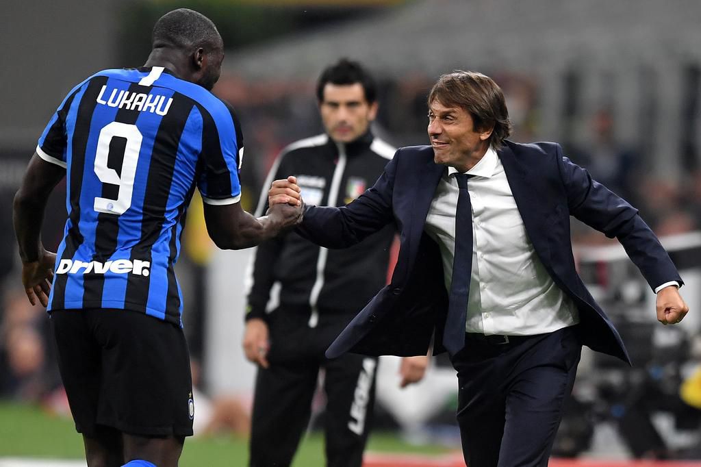 Romelu Lukaku (L) and Antonio Conte (R) celebrating for Inter Milan