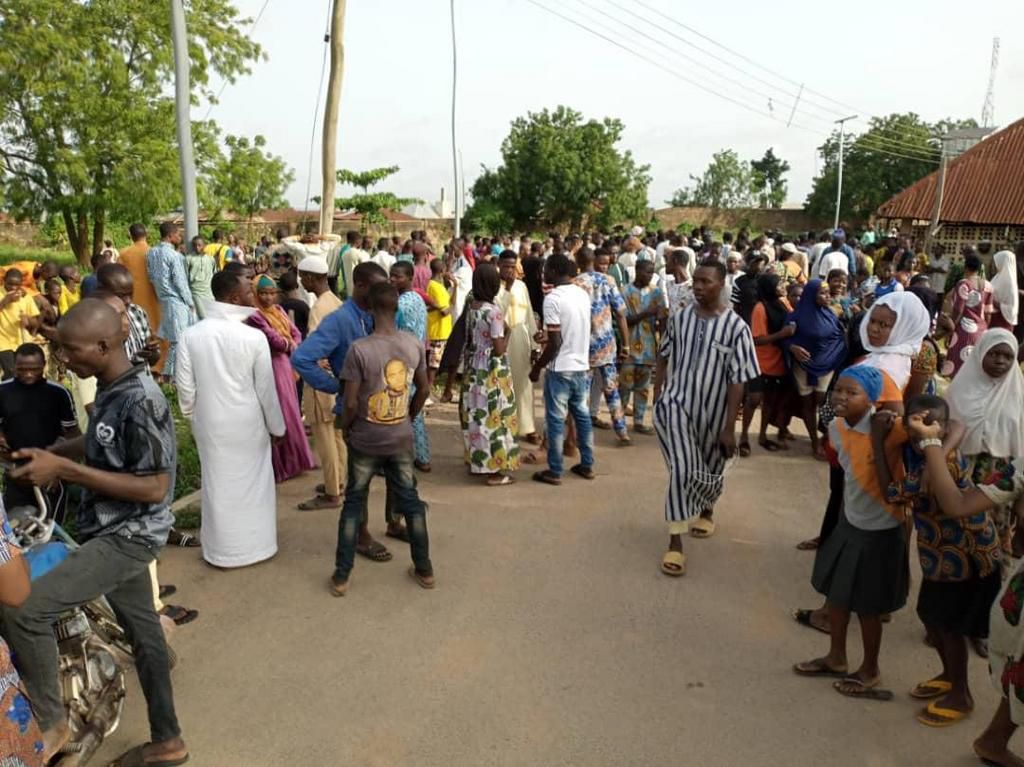 Mourners converge at the Palace of the deceased Alaafin of Oyo state. [Twitter:Punch]
