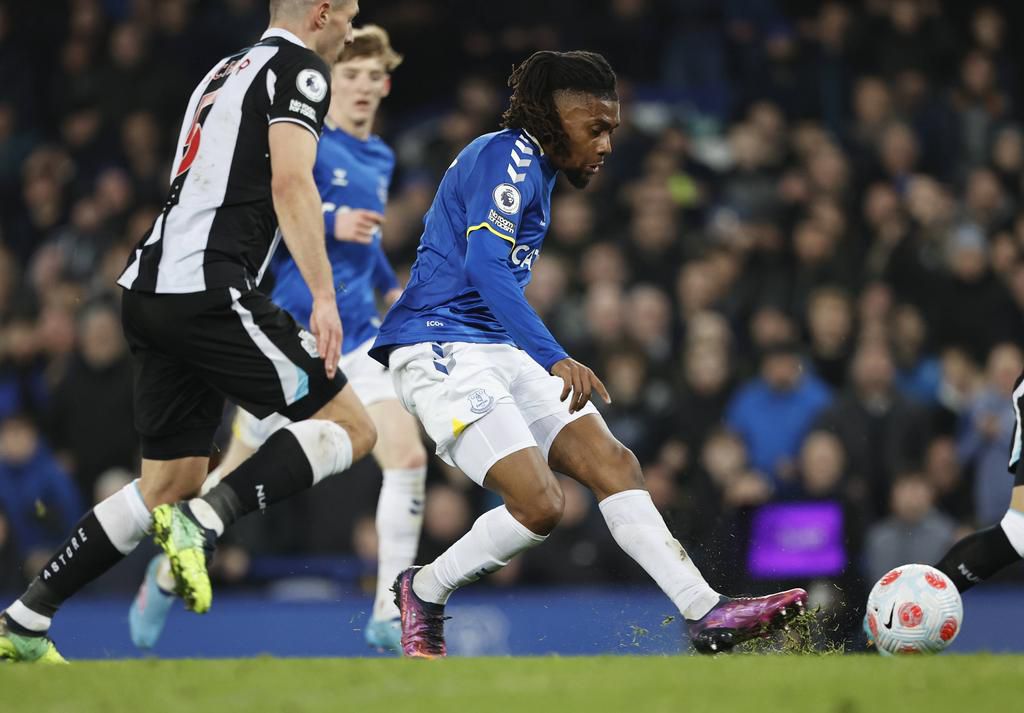 Alex Iwobi scores late on to win it for Everton against Newcastle United (IMAGO/Alan Martin/Colorsport)