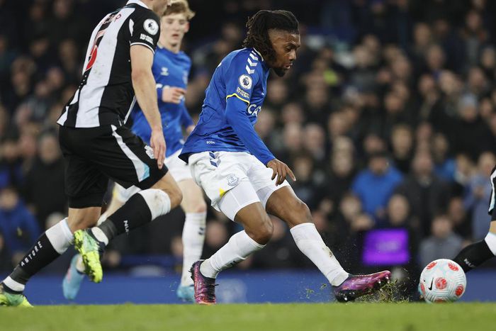 Alex Iwobi scores late on to win it for Everton against Newcastle United (IMAGO/Alan Martin/Colorsport)