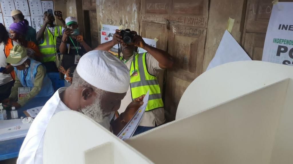 Labour Party governorship candidate, Lasun Yusuf casting his vote. [TheCable]