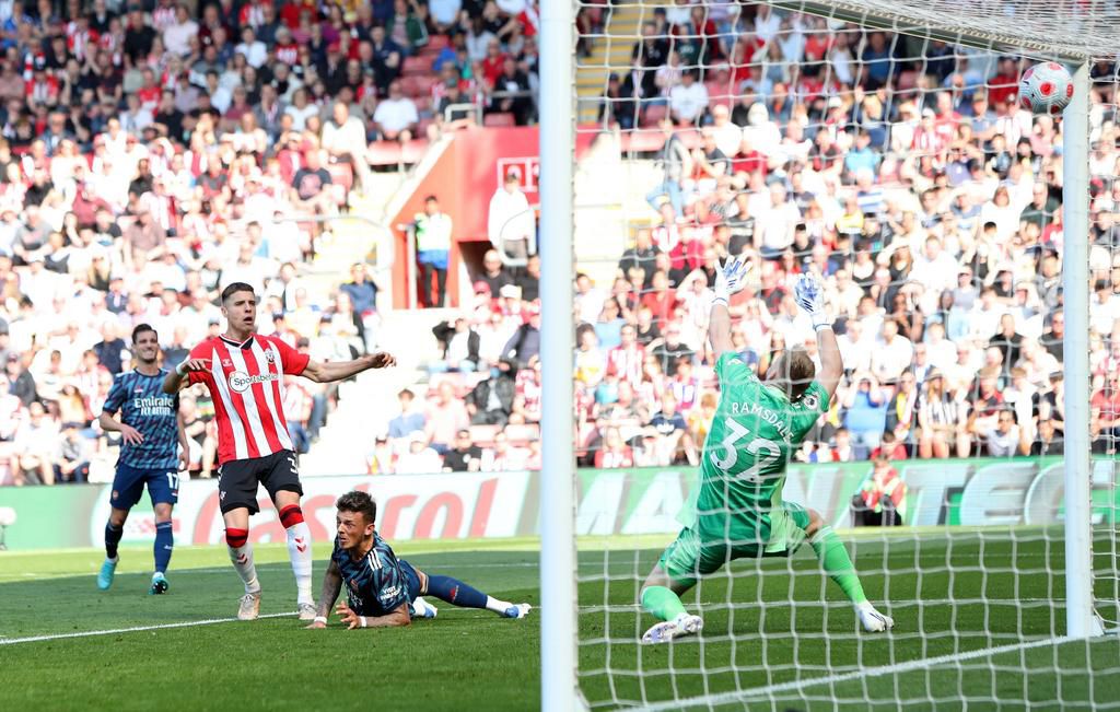 Arsenal lost to Southampton thanks to a goal by Jan Bednarek
