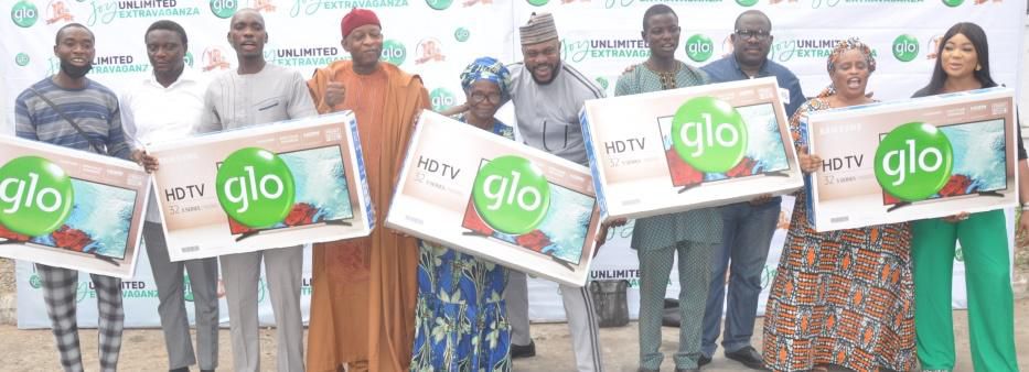 Hon. Jude Emeka Idimogu of the Lagos State House of Assembly (4th  left);  Nollywood actor, Odunlade Adekola; (5th right); Head, Enterprise Business Group, Globacom, Zakari Usman (3rd right); Nollywood actress, Rachel Okonkwo (1st right) with  some win...