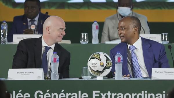 FIFA President Gianni Infantino (L) proposed the Africa Super League in 2020