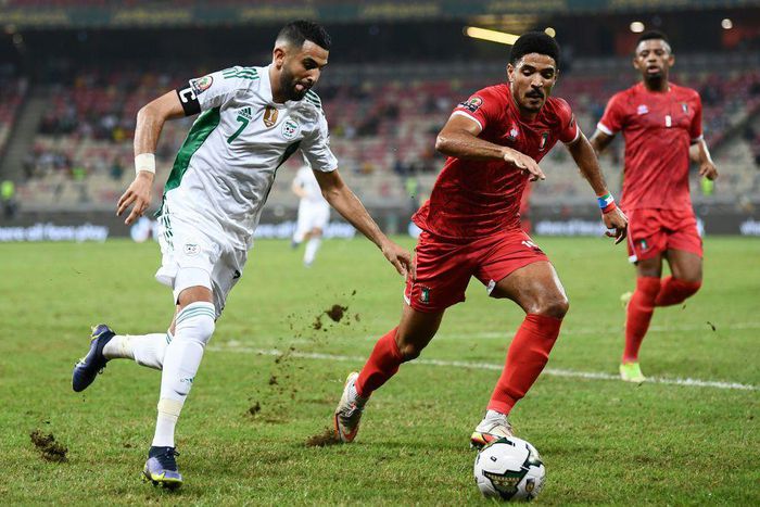 Algeria captain Riyad Mahrez (L) is pursued by  Equatorial Guinea defender Saul Coco during an Africa Cup of Nations Group E match in Douala on Sunday