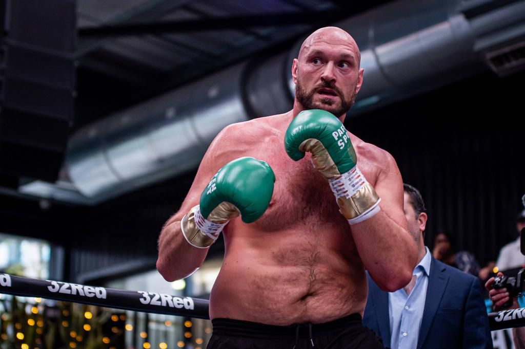 Tyson Fury hits pads and entertains the crowd during the open workout prior to Fury vs Whyte for the WBC Heavyweight Title (IMAGO/Matt Davies/ZUMA Wire)