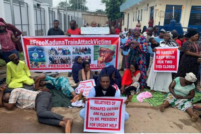 Families of train victims protest at transportation ministry. (TheCable)