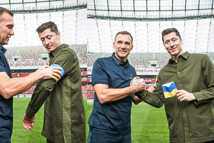 Andriy Shevchenko gifts Robert Lewandowski Ukrainian armband