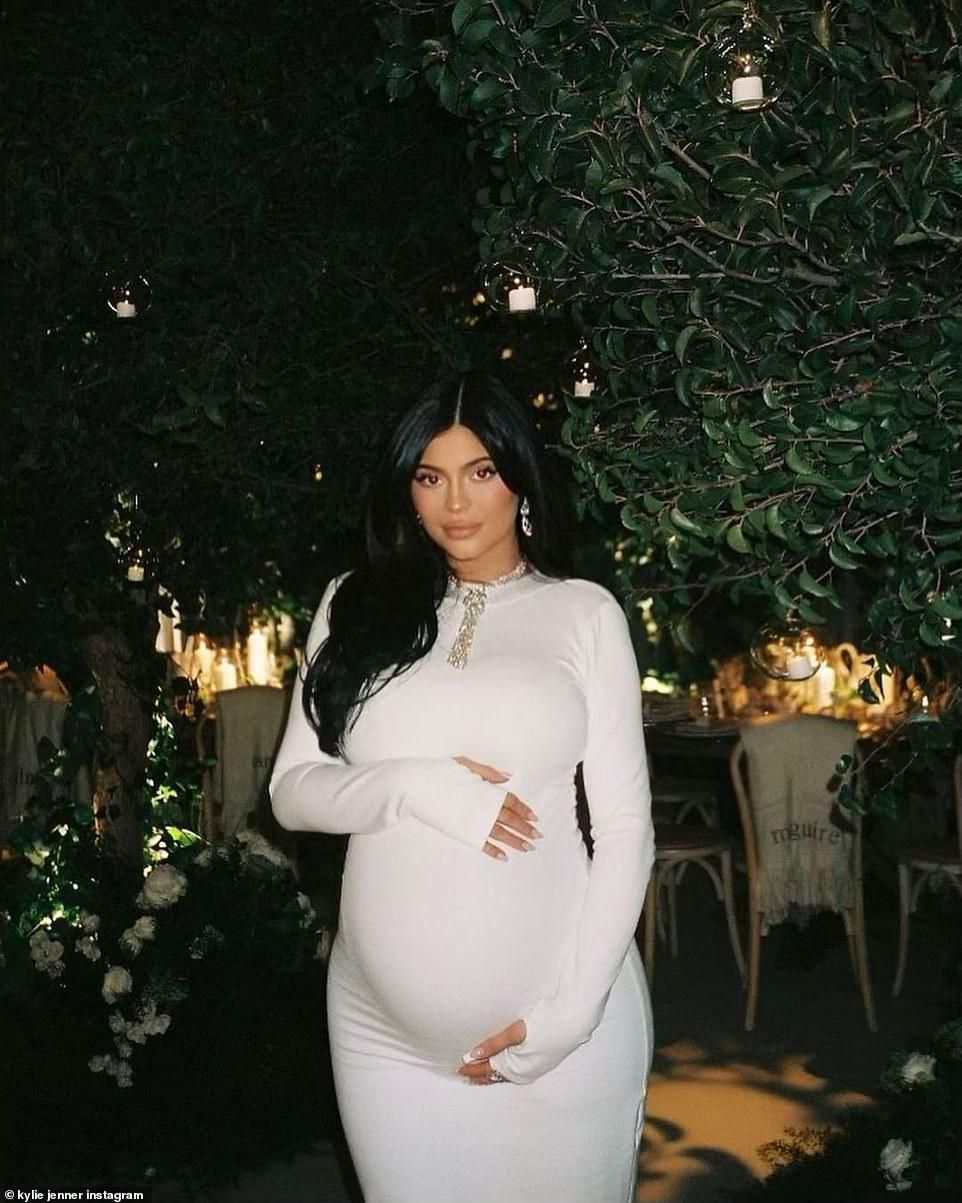 Kylie shows off baby bump