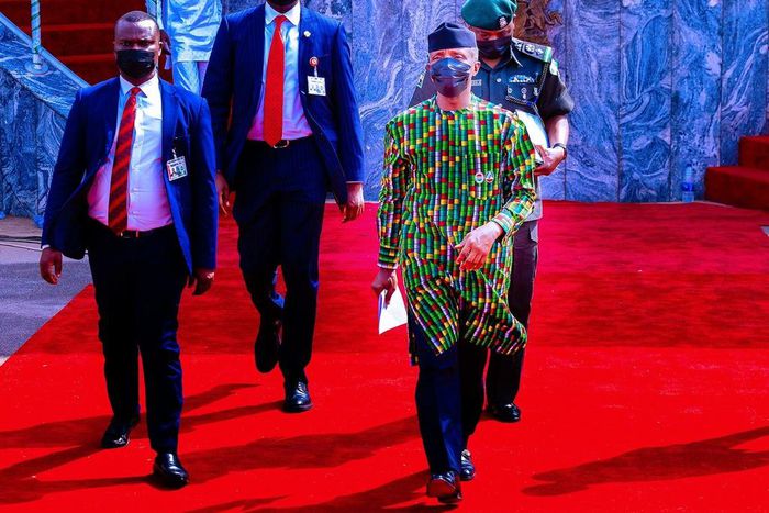 Incoming! Incoming! Workers cheers Yemi Osinbajo after May Day speech. [Twitter:@bravefacefunkie]