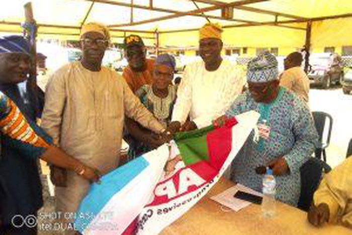 PDP members defect to APC in Ikorodu.