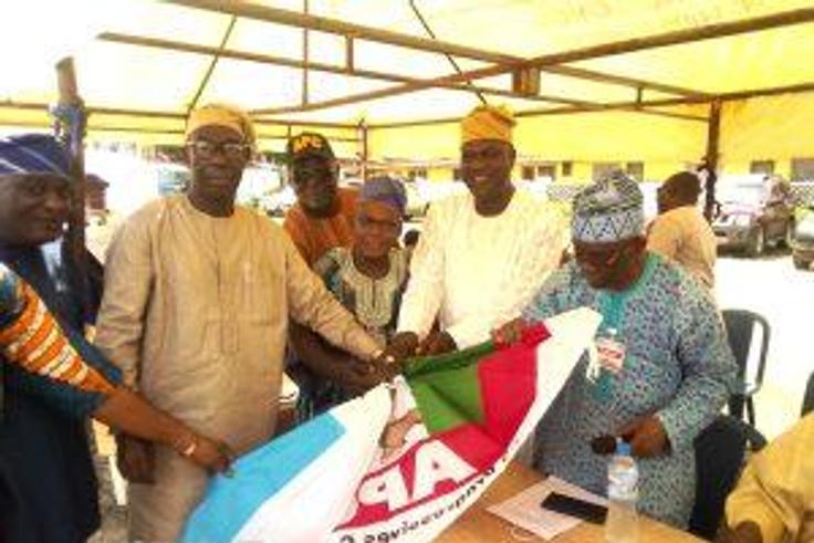 PDP members defect to APC in Ikorodu.