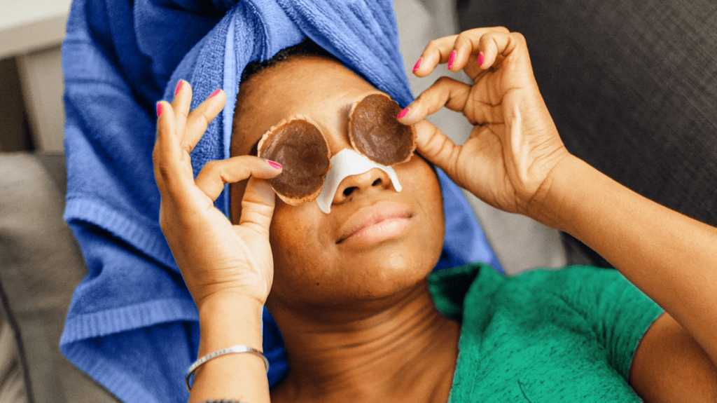 Teabags reduces swollen eyes [Greatist]