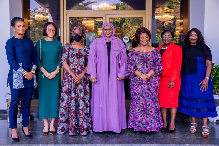 Nigeria's First Lady Aisha Buhari hosts the Vice President of Liberia, HE, Chief Dr. Jewel Howard-Taylor, her delegation and various Women leaders of the APC at her office. [Twitter/@TheresaTekenah]