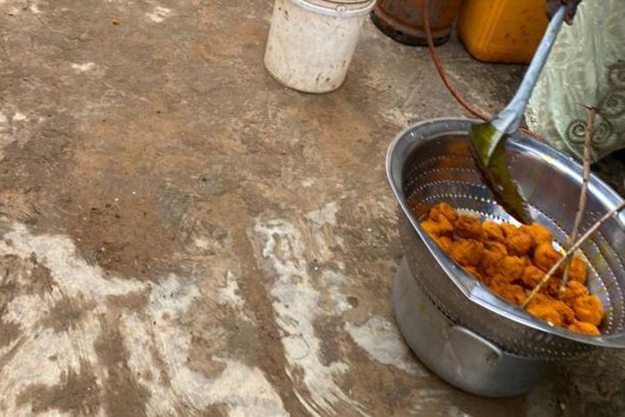 #Osundecides2022: Residents get free Akara at Aregbesola’s home in Ilesha. (TheCable)