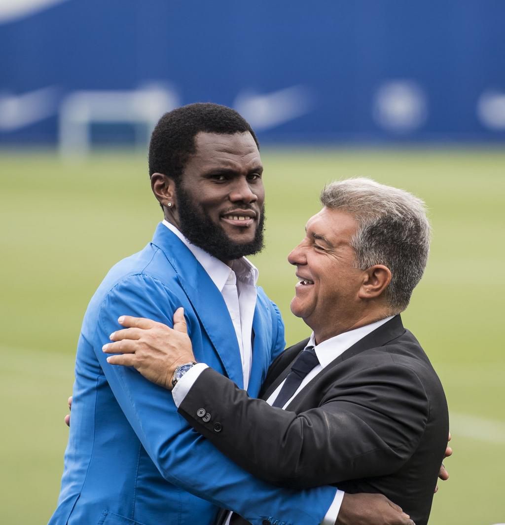 Laporta boasts as Barcelona unveil Kessie