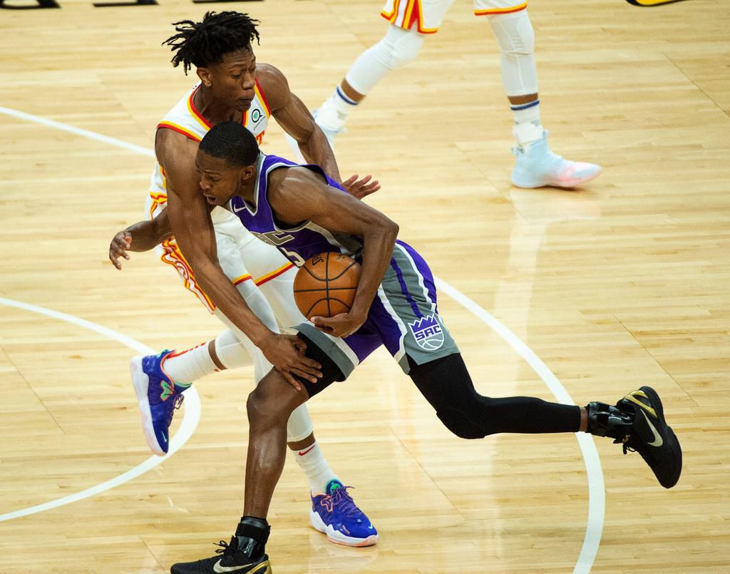 Onyeka Okongwu guarding De'Aaron Fox