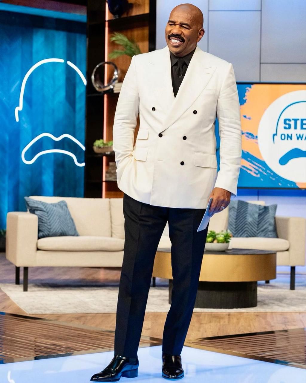 This is a perfect wedding suit but a bow tie might fit it better [Instagram/SteveHarvey]