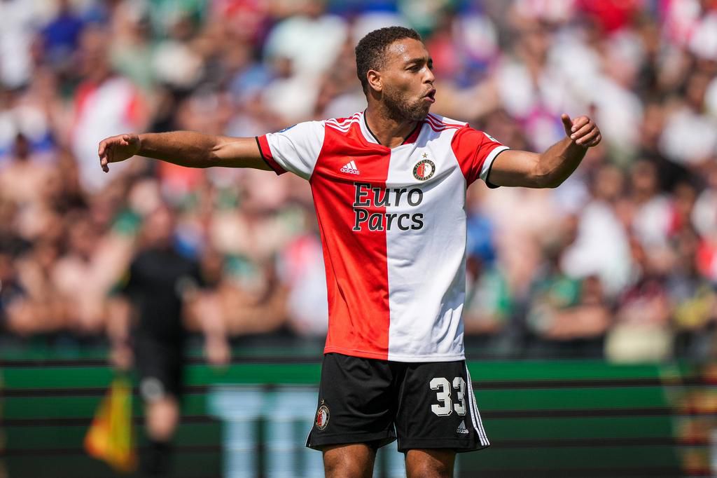 Dessers with his head in his hands as he is stopped by a Twente defender