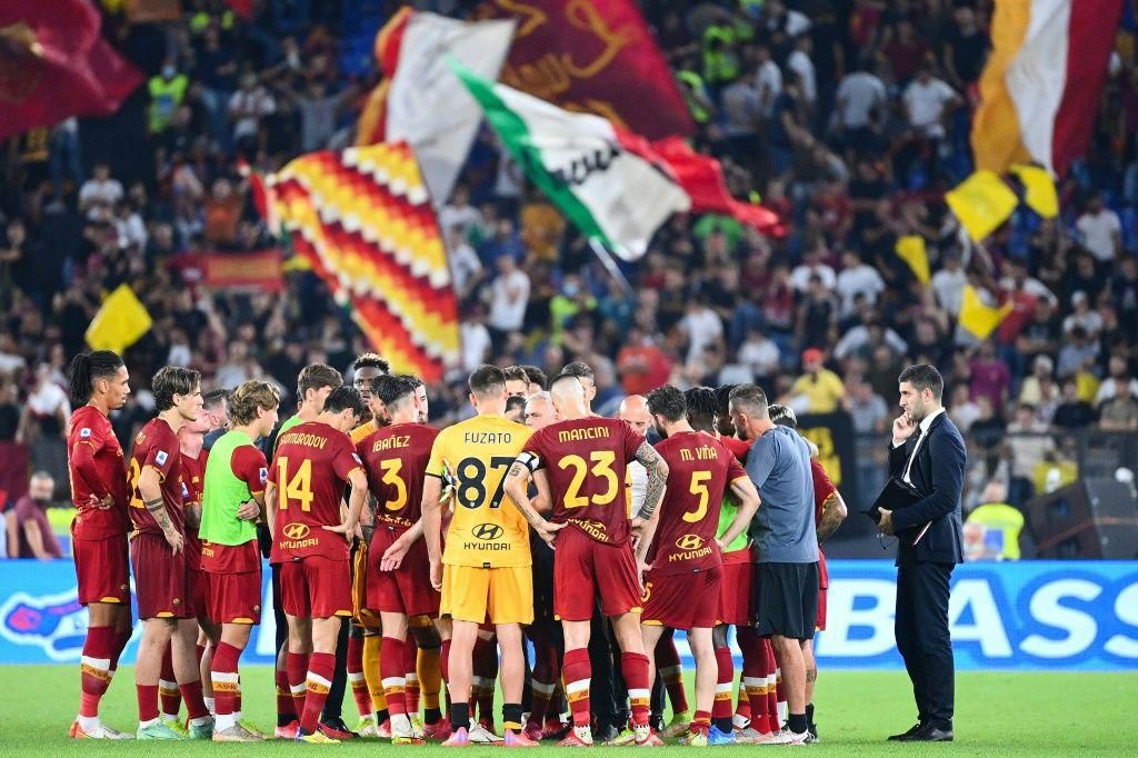 Jose Mourinho's (C) Roma team dominated for long periods but lost their derby to Lazio