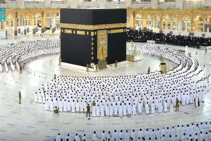 Des pèlerins sans distanciation sociale, après que les autorités saoudiennes ont annoncé l’assouplissement des restrictions liées au Covid-19, à la Grande Mosquée, à La Mecque, en Arabie saoudite, le 17 octobre 2021. SAUDI PRESS AGENCY